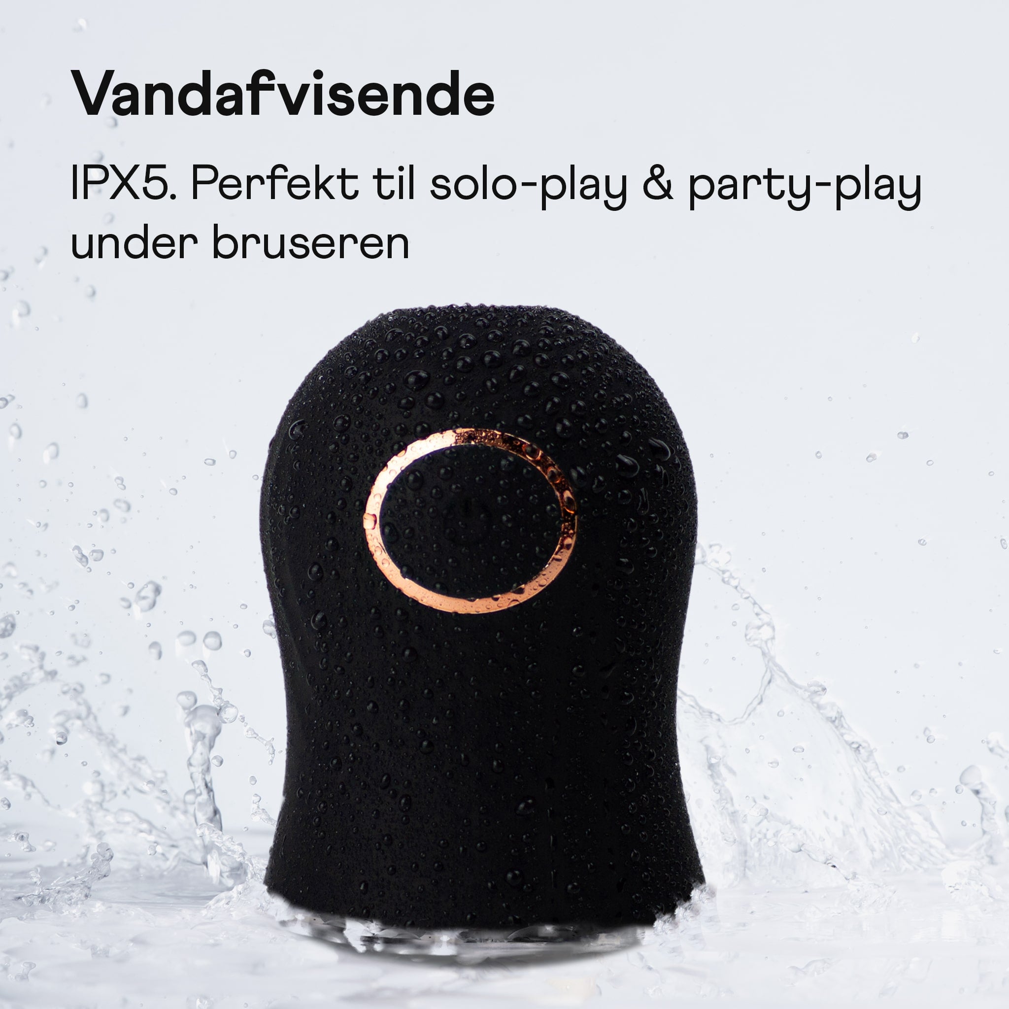 Nærbillede af LANA Moon penis stimulator cup stående